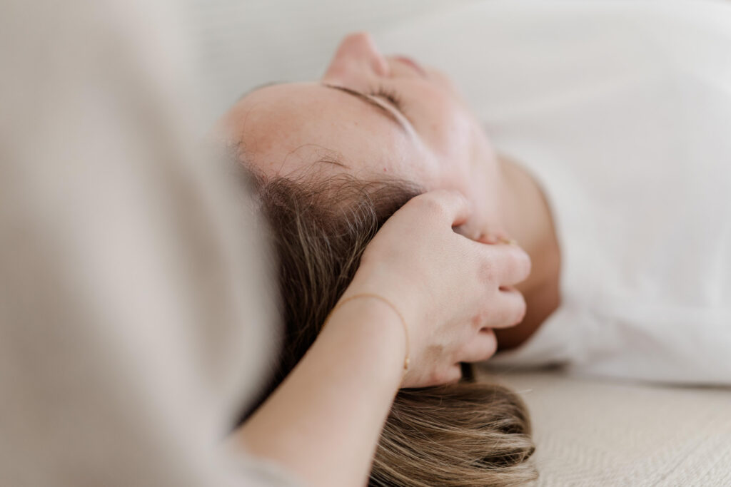 Nahaufnahme Craniosacrale Therapiebehandlung am Kopf einer Patientin von Komplementärtherapeutin Johanna Habel am Bodensee