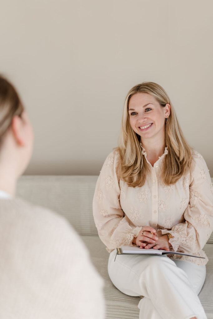 Craniosacral Therapeutin Johanna Habel in ihrer Praxis in Kreuzlingen in der Schweiz während eines Anamnesegesprächs