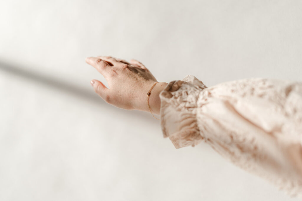 Nahaufnahme Hand Johanna Habel - Komplementärtherapeutin in der Methode Craniosacral Therapie im Kanton Thurgau - vor weißer Wand