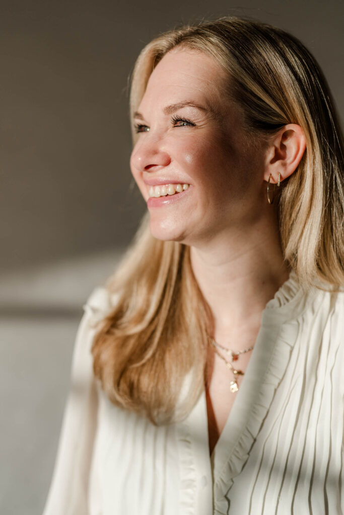 Nahaufnahme Gesicht und Oberkörper von Johanna Habel, Komplementärtherapeutin in Kreuzlingen in der Schweiz